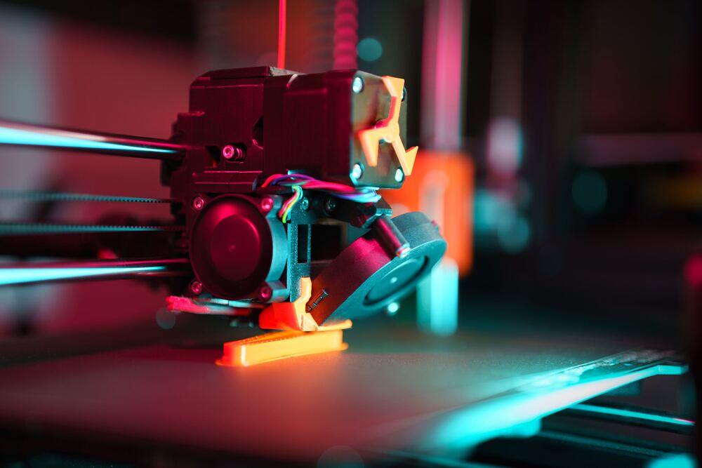 Drukarka 3D w akcji podświetlona neonowym oświetleniem